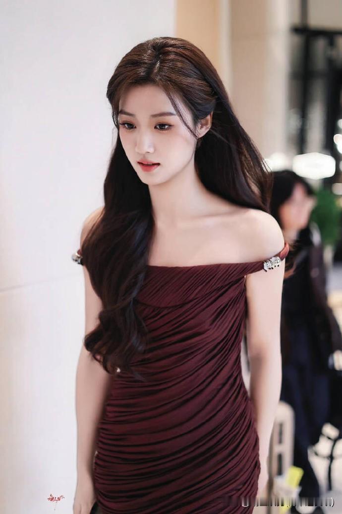 卢昱晓生图状态绝绝子！ 就是这裙子也太短了， 走路都得小心翼翼   卢...