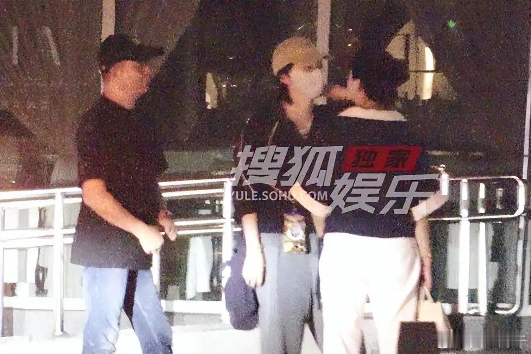 #姚晨与前夫曹郁和陈凯歌陈红一起吃饭##姚晨和前夫曹郁与陈红陈凯歌聚餐# 姚晨曹郁离婚后罕同框！找陈凯歌夫妻聚餐，两人向陈红鞠躬引热议
饭局结束之后，四个人没有着急上车离开，就站在街边闲聊唠嗑，全程说说笑笑、气氛特别融洽。
最让人想不到的就是姚晨和曹郁的状态，明明早就官宣离婚了，相处起 ​