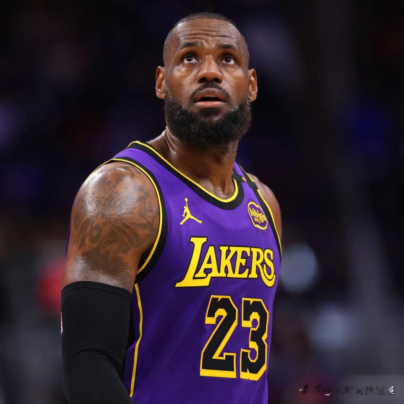 勒布朗·詹姆斯 👑 37分钟 👑 21 分 👑 7个篮板 👑 ...