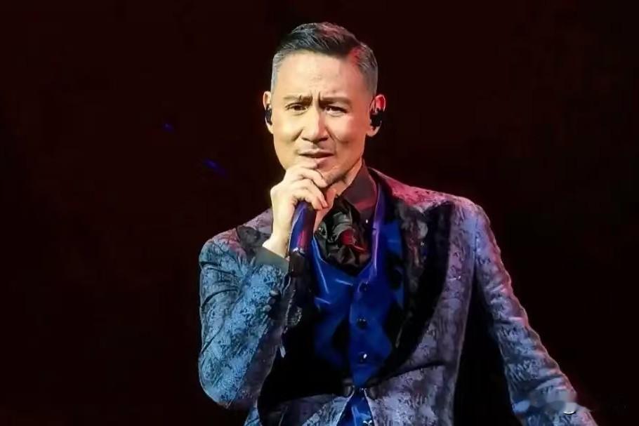 赚钱太容易了！
为啥明星挤破头开演唱会？
张学友单场演唱会净赚八百万。 

网上有人扒了张学友演唱会的算账，看完挺让人感慨。三万人的场馆坐满，光门票收入就有两千四百万。

不少人都以为开演唱会烧钱，赚不到什么钱。场地舞美安保加上各类杂活开销，全部算下来大概一千万。

把所有开销扣掉以后，税前还能剩下