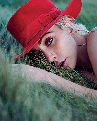 今天是Lady Gaga 第四张个人录音室专辑Joanne 发行10周年纪念日🎂 ​