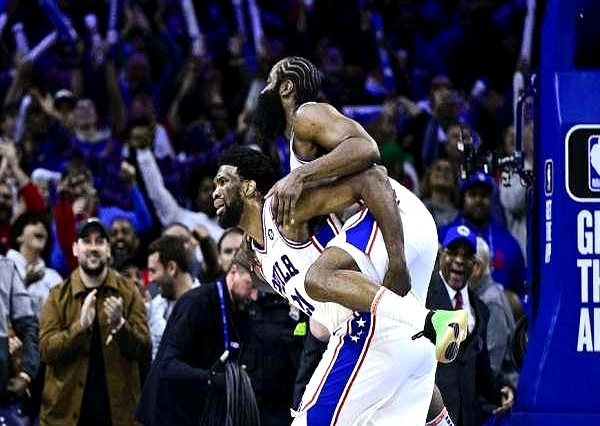 看录像时我真惊呆了，骑士队这战术安排有点意思。    季后赛打猛龙，我...