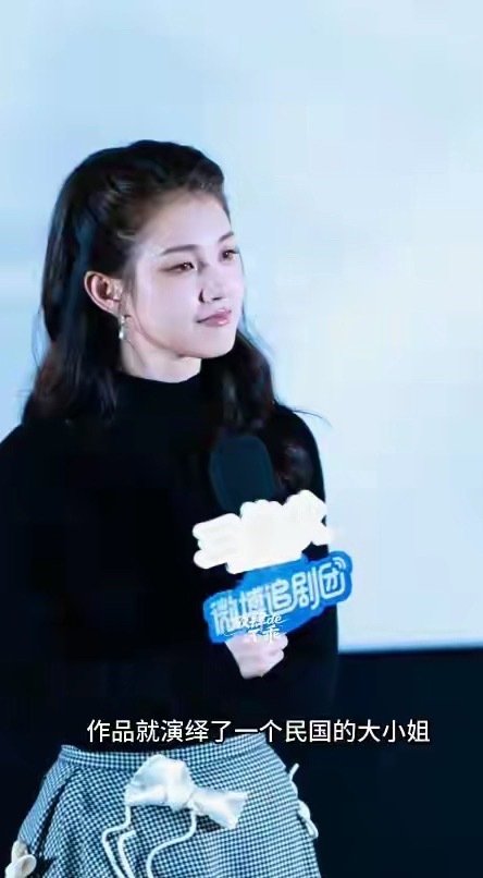 当郭宇欣和徐若晗同框，全程拘谨小动作，才懂明星和短剧演员差别 ​