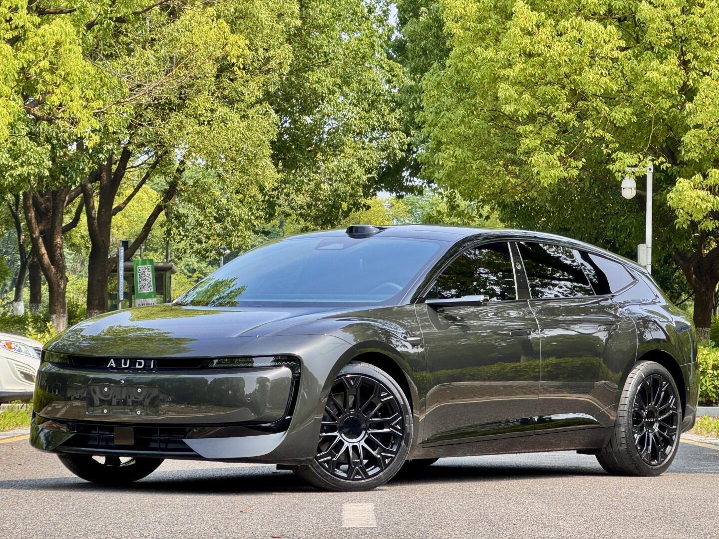 试驾奥迪 E5 Sportback，20 万级豪华电车
20 万级豪华纯电选择不少，奥迪 E5 实力如何？4S 店实地试驾，路线含城区和快速路。
猎装造型加无框车门，实车气场足。车内贯穿大屏是标配，8295 芯片下车机流畅，语音响应快，副驾屏可独立娱乐。怀挡让中控更整洁，储物空间够用。
前排宽敞，后