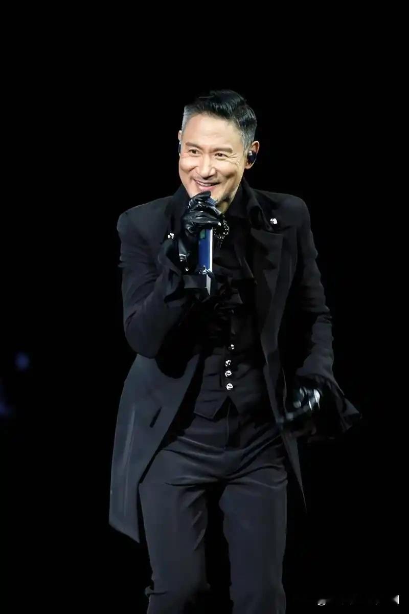 他是华语乐坛公认的“歌神”，从《吻别》《只想一生跟你走》到《她来听我的演唱会》，无数金曲横跨数十年，几乎是几代人的共同青春记忆。他唱功扎实细腻，每首歌的情感表达都直抵人心，是首位个人演唱会场次破千的华语歌手。入行几十年始终低调务实，对家庭专一负责，