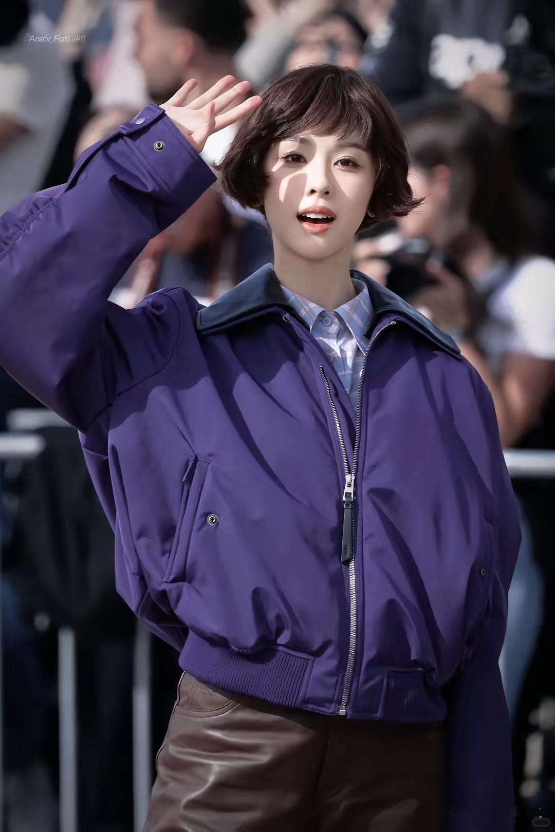 陈都灵巴黎那件“鼓囊囊夹克”：普通人穿显壮，她穿成清冷，时尚度到底是脸给的。
陈都灵巴黎看秀，不深V不开衩，一件鼓鼓囊囊的宽松夹克+长裤，裹得严严实实。  
换普通人：肩宽、显壮、像借了爸的羽绒。