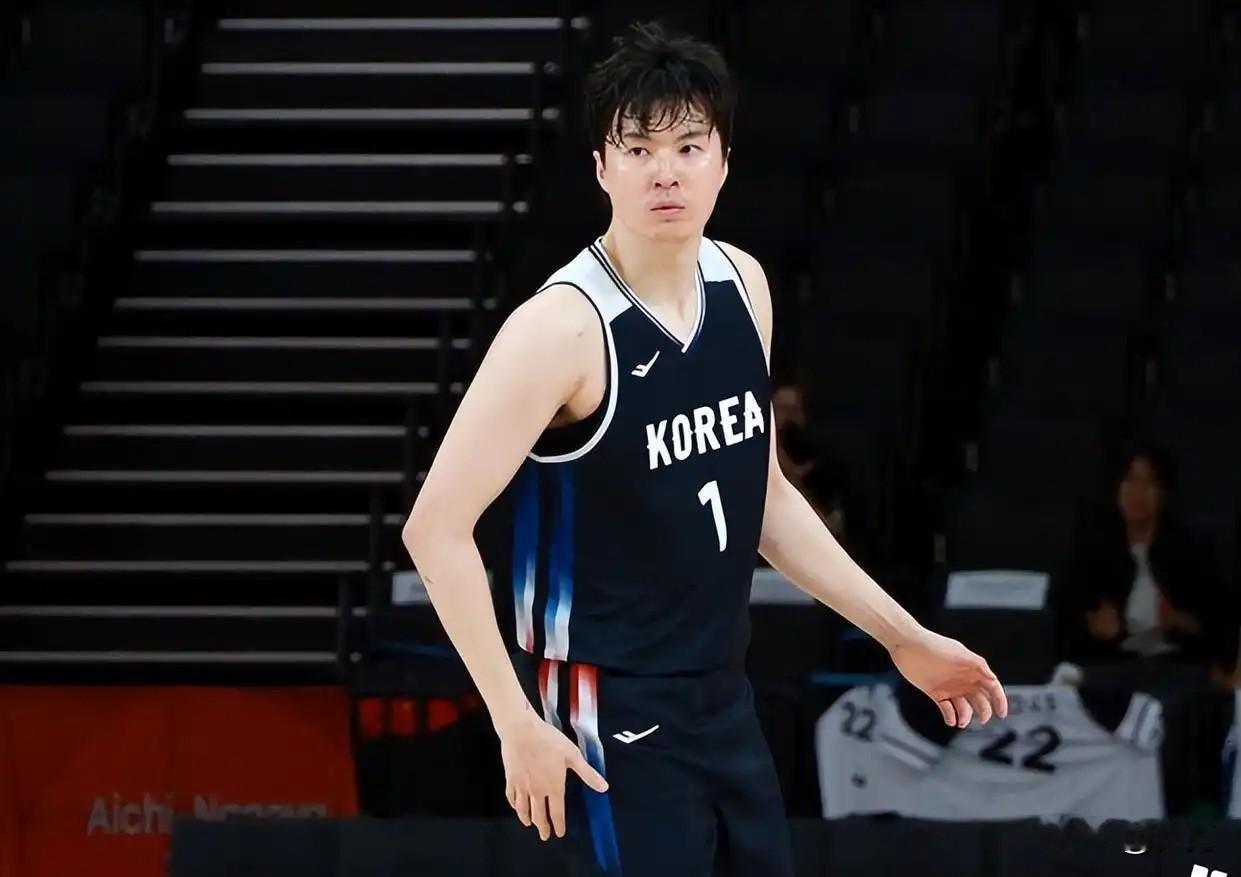 韩国男篮与伊朗男篮半决赛开打，首节韩国队12-8领先，而且全部来自外线三分球，在NBA发展的李贤重就投进了两个三分球。韩国队将自己的特长发挥到了极致。