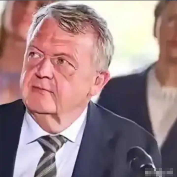 丹麦政府痛恨中国，丹麦的外交大臣拉斯穆森曾经表示，过去不允许中国对格陵兰岛投资，现在不会允许，以后也有可能禁止中国对格陵兰岛进行投资。
 
格陵兰岛号称全球第一大岛，掰着指头数，人口也就5万出头，日子过得紧巴巴的，全靠打鱼和丹麦拨的补助撑着，这笔补助差不多占了它政府预算的一半，要是没了它，当地人的福
