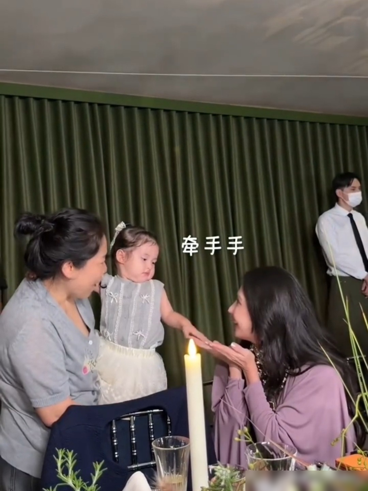 张柏芝蹲身抱娃被躲开，她的反应太出人意料！
华伦天奴晚宴现场，张柏芝遇上韩安冉两岁的女儿优米。她主动蹲下身，伸手想抱孩子。
优米认生，本能躲开了拥抱。她没半点不悦，全程笑着做鬼脸逗娃，只用10秒就跟孩子玩熟了。
韩安冉事后发文，特意夸张柏芝温柔大方有耐心，说只是孩子认生，让大家别过度解读。