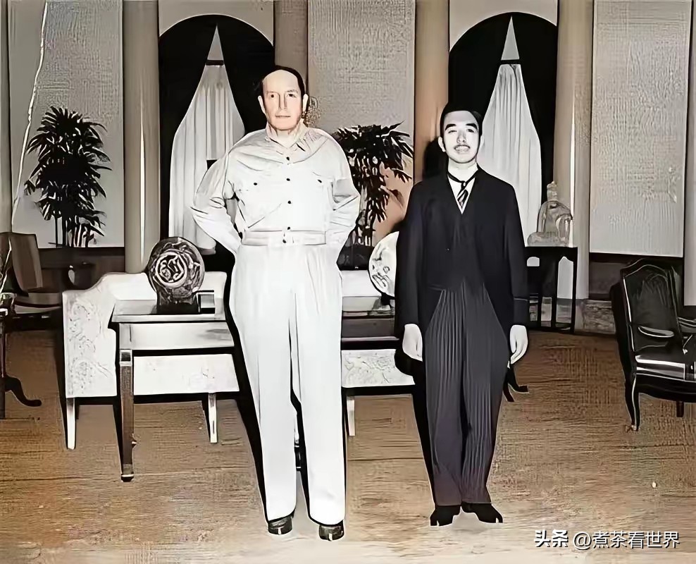 1945年，麦克阿瑟被安排与象征着日本最高信仰的日本天皇见面，见面前日本首相说了一堆规矩，谁料，见面当天，日本天皇气的脸都白了。

1945年秋天，日本刚投降，东京一片废墟。这时候美军统帅麦克阿瑟要跟裕仁天皇见面，日本那边紧张得不行。

见面前，日方给美国这边递了一堆规矩：不许握手、不许对视、脚不能