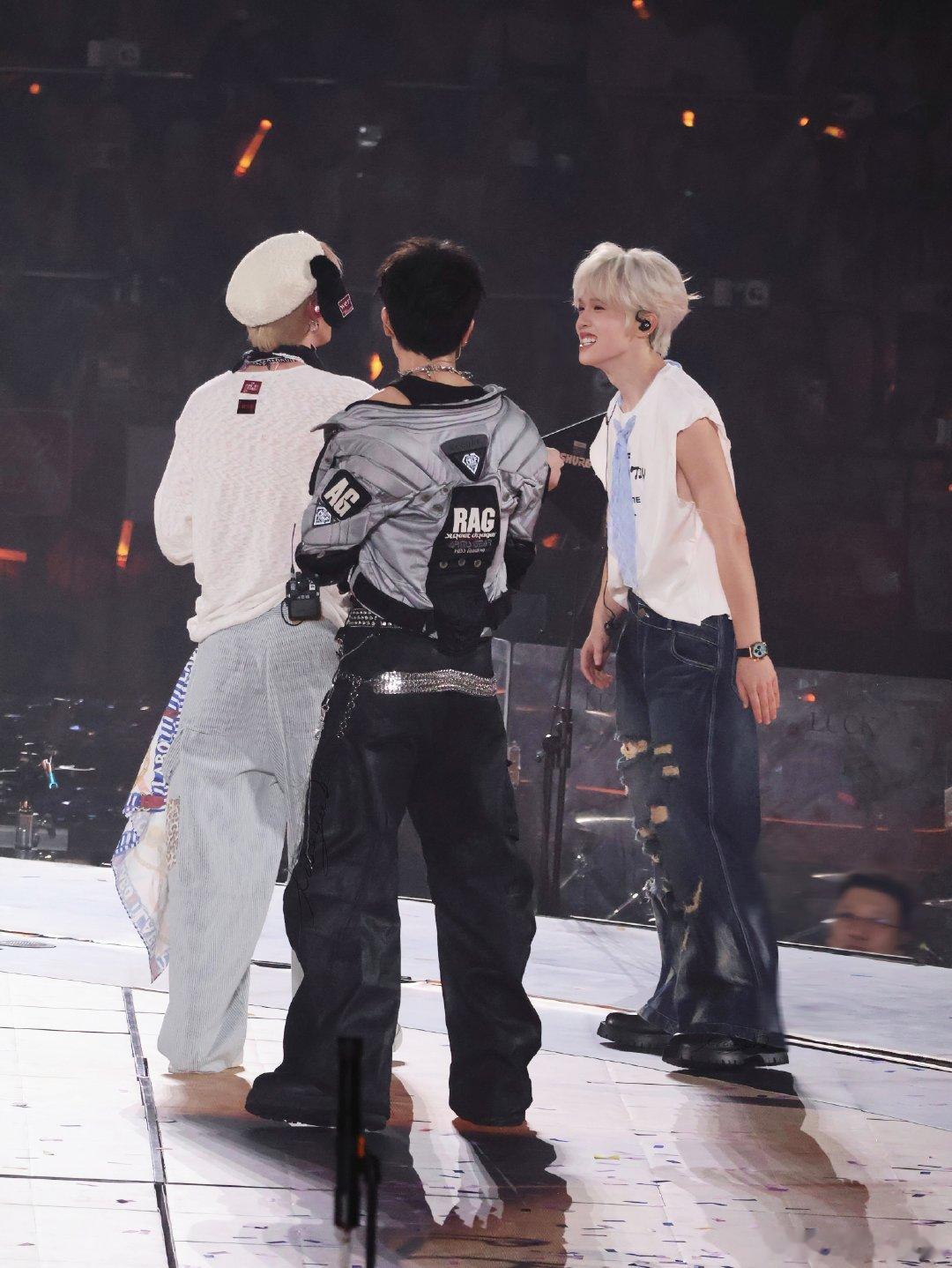 #十个勤天[超话]##李昊[超话]##鹭卓winner[超话]##何浩楠[超话]#
你们干嘛～ ​