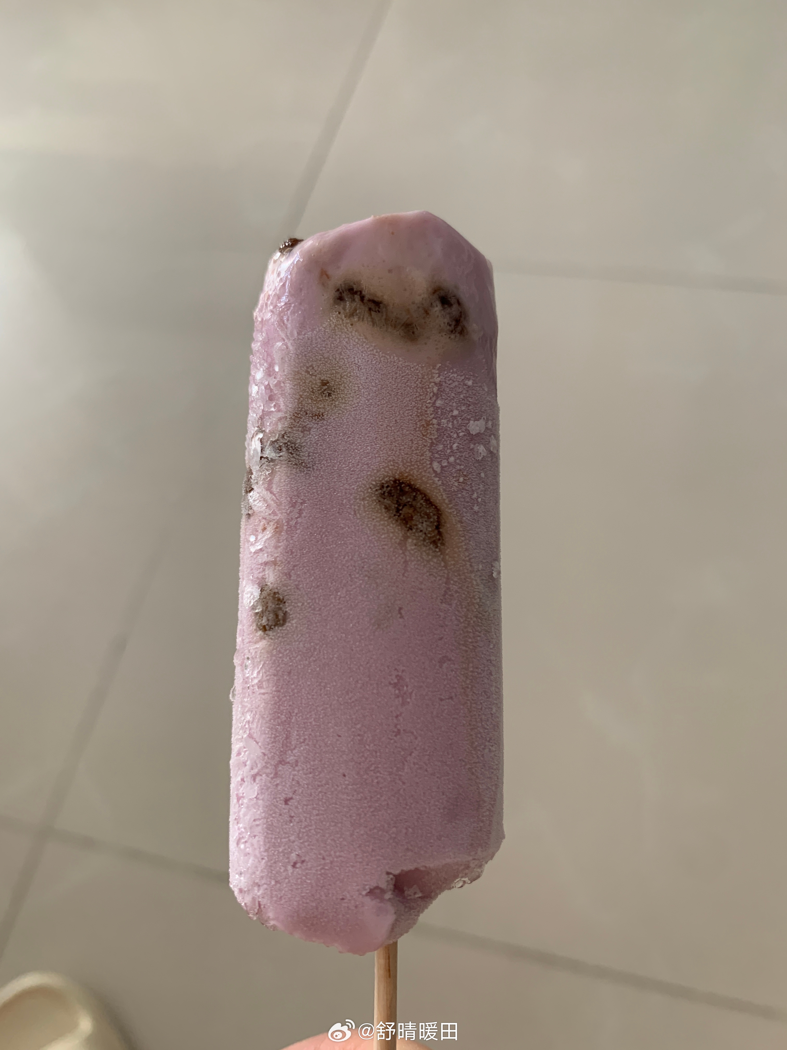 打扫完卫生，还挺热的，吃个雪糕降降温。
不是吃这个，就是吃那个，这个肥怪难减。
跑步肯定能减肥，可总是对自己下不了手。

佩服一下所有跑马拉松的人，真牛👍🏻
#奥运冠军托拉夺得北马男子组冠军#
埃塞俄比亚名将、巴黎奥运会冠军塔米拉特·托拉以2小时03分10秒夺冠，打破尘封7年赛会纪录，同时 ​
