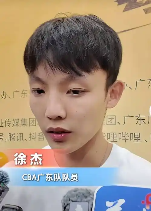 这次就看徐杰能不能把握住了！

今天上午，广东男篮新任教练亚科夫列维奇，在接受广东体育采访时表示，广东男篮是一支非常优秀出色的俱乐部，能够成为这支球队的主教练非常自豪。

我认为，广东男篮更换主教练之后，真正受到影响的并不只是球队战术体系，更重要的是一些核心球员的发展路线可能会发生变化。

对于徐杰