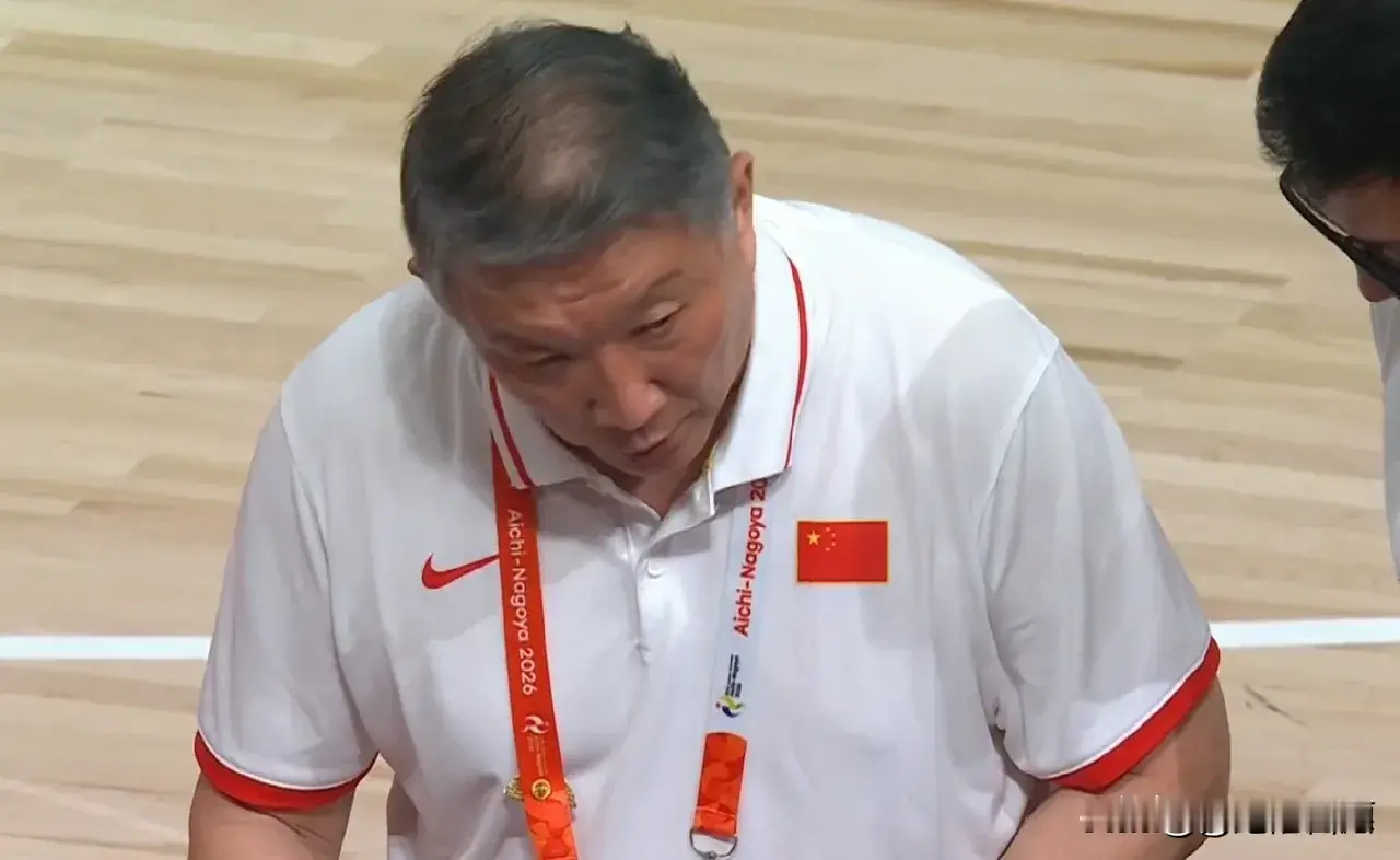 中国女篮主教练宫鲁鸣这回尴尬了！
不是亚运会中国女篮作为卫冕冠军半决赛80:85遭韩国队大爆冷无缘决赛，而是：
全场比赛中国女篮三分球13中0，
而韩国队三分球41中12。

这组数据摆在一起，不用看录像都知道发生了什么。41次出手和13次出手之间差的不是准星，是打法，是认知，是对现代篮球的理解。韩