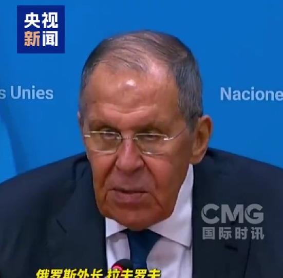 拉夫罗夫在联大记者会上把话挑明了：俄罗斯不想跟欧洲打，反而是欧洲正往战争路上冲。他说欧洲老喊2030年前备战、拼命造武器，搞不好就变成自己吓自己、最后真打起来的“自证预言”，还点破有些冒进政客会顺势把火点上，跟北约欧盟的沟通也只做不说。这事儿往深了看，就是安全困境——你扩军我觉得威胁，我也扩军你更怕