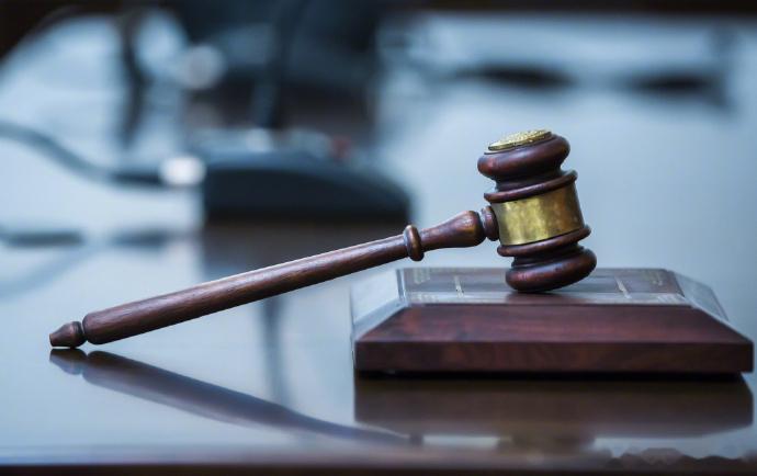 【快递员救助摔倒老人，被老人家属索赔92万元！法院判了】近日，广东省江门市中级人民法院审结一起快递员善意救助摔倒老人反被老人家属起诉索赔的侵权纠纷案件，通过厘清侵权因果关系认定标准，依法驳回原告全部诉讼请求，为善意施救者正名。

2025年6月，快递员李某驾驶快递电动三轮车前往乡镇执行派 ​
