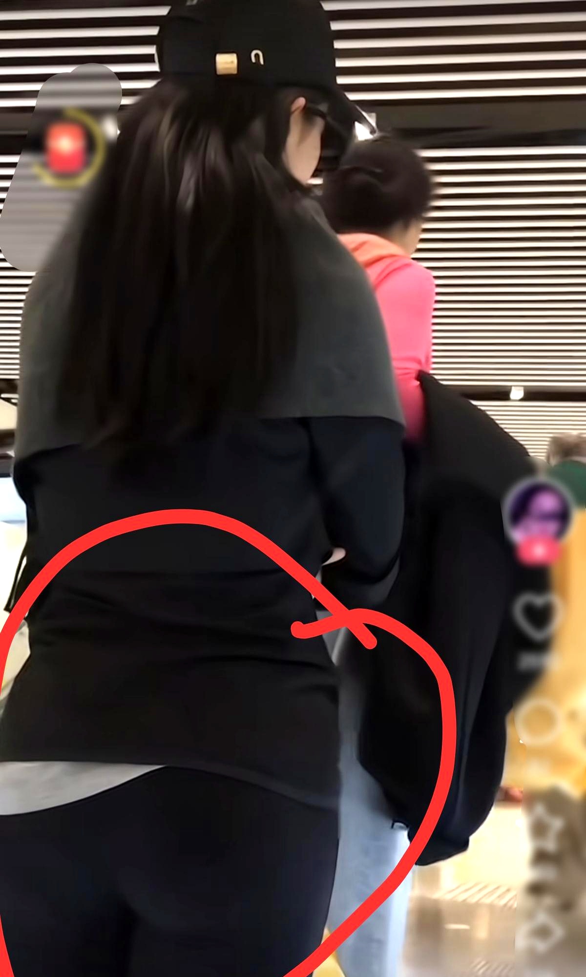 机场拍的刘亦菲，穿搭真漂亮，还有翘臀，谁能告诉我？
 她穿紧身裤能显出...