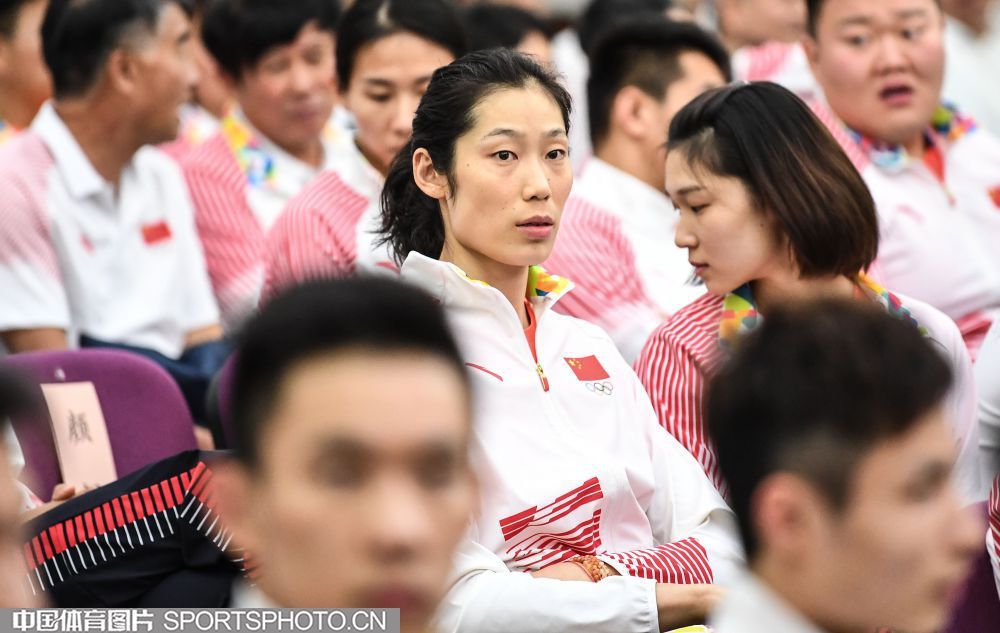 #朱婷小小婷[超话]#  
【8年前的今天】 2018年亚运会中国代表团总结大会[么么哒] ​