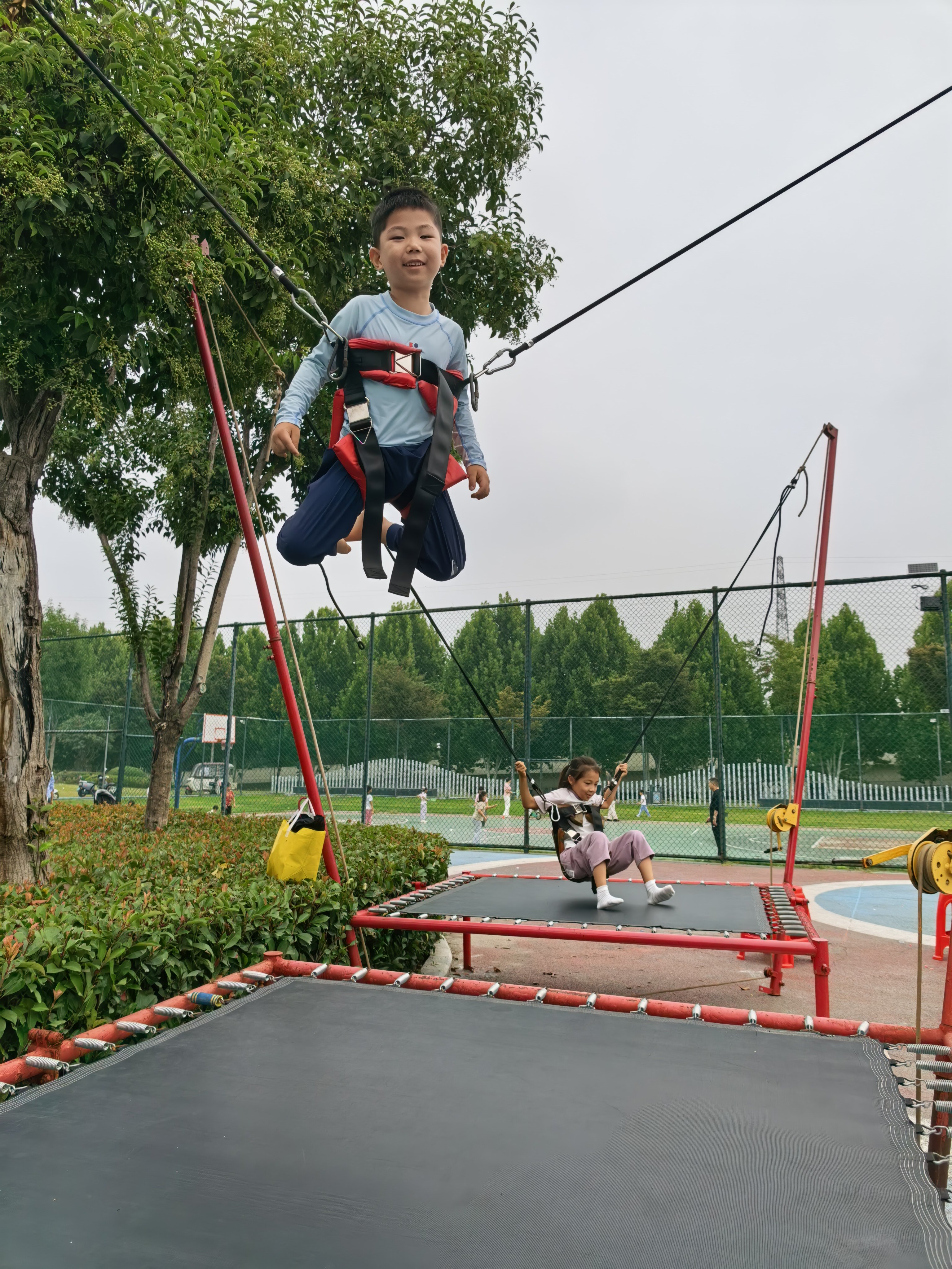 晚上九点散步的时候我跟飞说 苹果的折叠屏怎么还不出，要等到什么时候啊？他说你要不看看华为新出的阔折？一下打开了思路。赶着关门前去了华为立马拿下，高低得尝尝咸淡。
第二天奔奔发现之后说，太好了！以后我看动画片更方便了[允悲]
回家鼓捣了一会儿发现华为的主题也太可爱了，沉浸在装饰我的小手 ​