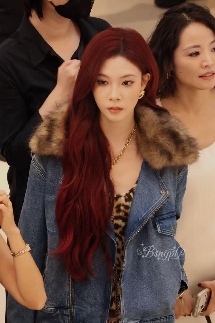 #宋妍霏怼脸生图状态#宋妍霏的混搭审美，毛领牛仔豹纹组合太会穿 ​