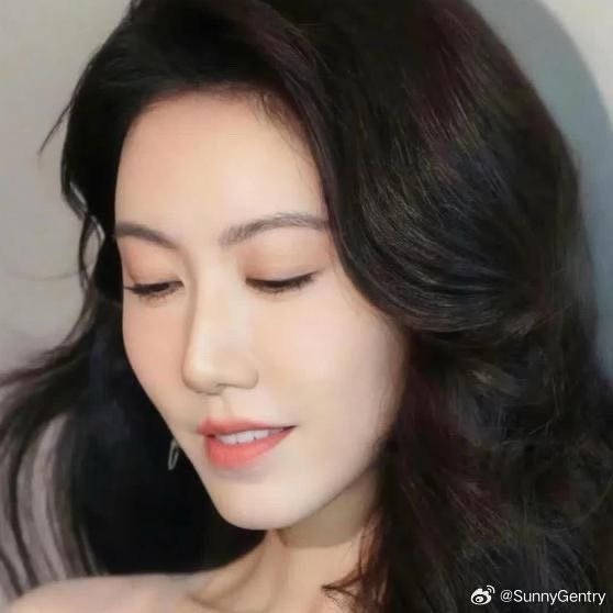 《高露这气质也太绝了 当壁纸天天看不腻》 ​