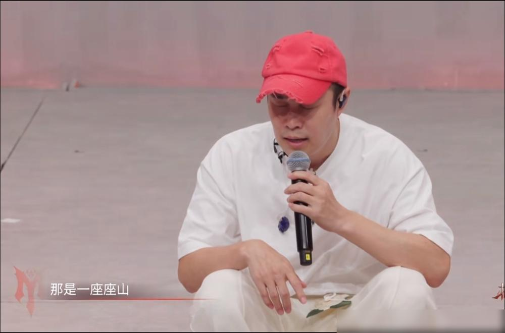 87分，一个几乎没唱过完整句子的人混在里头。小沈阳组这波操作，把扬长避短玩成了行为艺术。
曾辉全程和声垫底，独唱就两句rap，还是王以太跟艾热手把手抠出来的。跑调？压根不给你跑的机会。张睿也是被艾热摁着练，一个字一个字掰节奏。
剩下小沈阳主唱扛大梁，把情绪全灌进《茶花开了》里，听得人起鸡皮疙瘩。