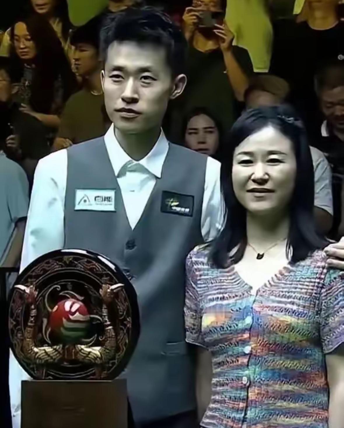 常冰玉夺冠带妈妈领奖，
吴宜泽夺冠带妈妈领奖，
赵心童带女友，肖国栋也带女友。我第一反应也是：难道这是00后、90后、80后的区别？

仔细琢磨才发现根本不是这么回事。吴宜泽把父母请上领奖台那一刻，全网都在讨论谁更孝顺，可真正戳人的是背后那段经历。他爸关掉古董店、卖掉房子，陪他住地下室打零工，他妈独