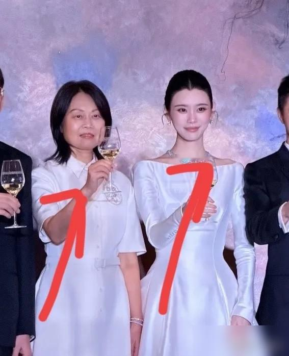 澳门婚礼答谢宴上，当奚梦瑶跟妈妈站在一起时，我才发现奚梦瑶究竟有多狠，起因是因为有网友说怎么奚梦瑶跟自己的爸爸妈妈长的不太像，她本人这么漂亮精致，但爸爸妈妈却长相一般。

可这话有意思的地方在于，大家拿她现在的样子跟父母比，却忽略了她以前的模样。早年的颧骨、太阳穴和偏方的脸型，恰恰能看出母女之间的相