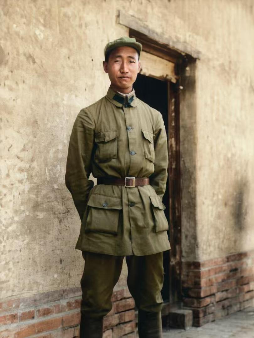 1937年6月，西路军兵败祁连山后，徐向前化妆回到陕北时留影。他已经休养一段时间
