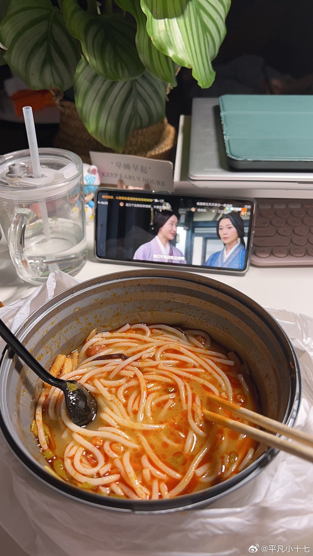 #湾区升明月官宣阵容#bs
今年湾区升月晚会的阵容有意思，蓝羽、胡歌、张凌赫、容祖儿、苏有朋、田川、刘乃奇，老中青混搭。胡歌和苏有朋同框，一个仙剑一个还珠，情怀直接拉满。中秋快到了，这种晚会就是背景音，一家人吃着月饼看电视，不用太认真，热闹就行。
吃螺蛳粉必须配剧哇 ​