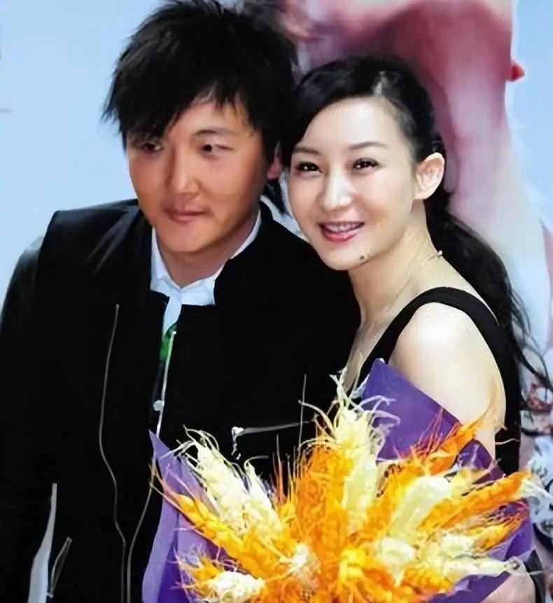 孙楠这一生，把“共苦”留给了两个女人，把“同甘”全留给了自己。1999年刚红就甩了陪他熬过十年低谷的辛欣，同年转身高调迎娶买红妹，相识24小时就求婚，三个月闪婚，速度比翻书还快。买红妹为他放弃如日中天的事业，脱下军装，连生两胎，2009年二胎刚落地不久，他却摊牌爱上潘蔚，对方已有身孕。十年婚姻，青春