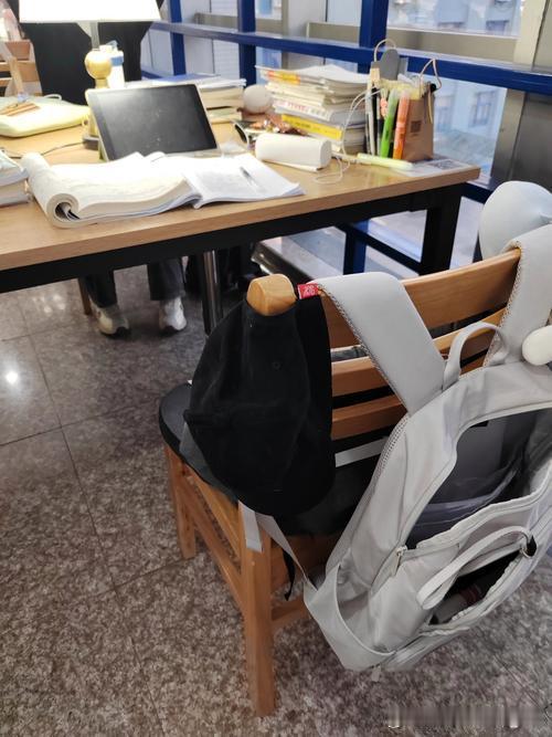 每次去图书馆占座都像打仗，书包、水杯、笔记本齐上阵，就差把床搬过去了。 ​
