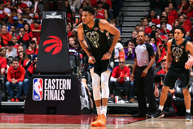 今日NBA（10月4日，季前赛）
 
比赛战报：热火 129 - 105 猛龙（季前揭幕战）
 
- 热火新阵容首秀：字母哥首发，全场9分7篮板，克莱汤普森登场，2投0中；维金斯12分，小哈达威14分 
-猛龙这边：巴雷特15分，巴恩斯11分；莱昂纳德本场缺阵
字母哥身披热火球衣第一次正式出战。