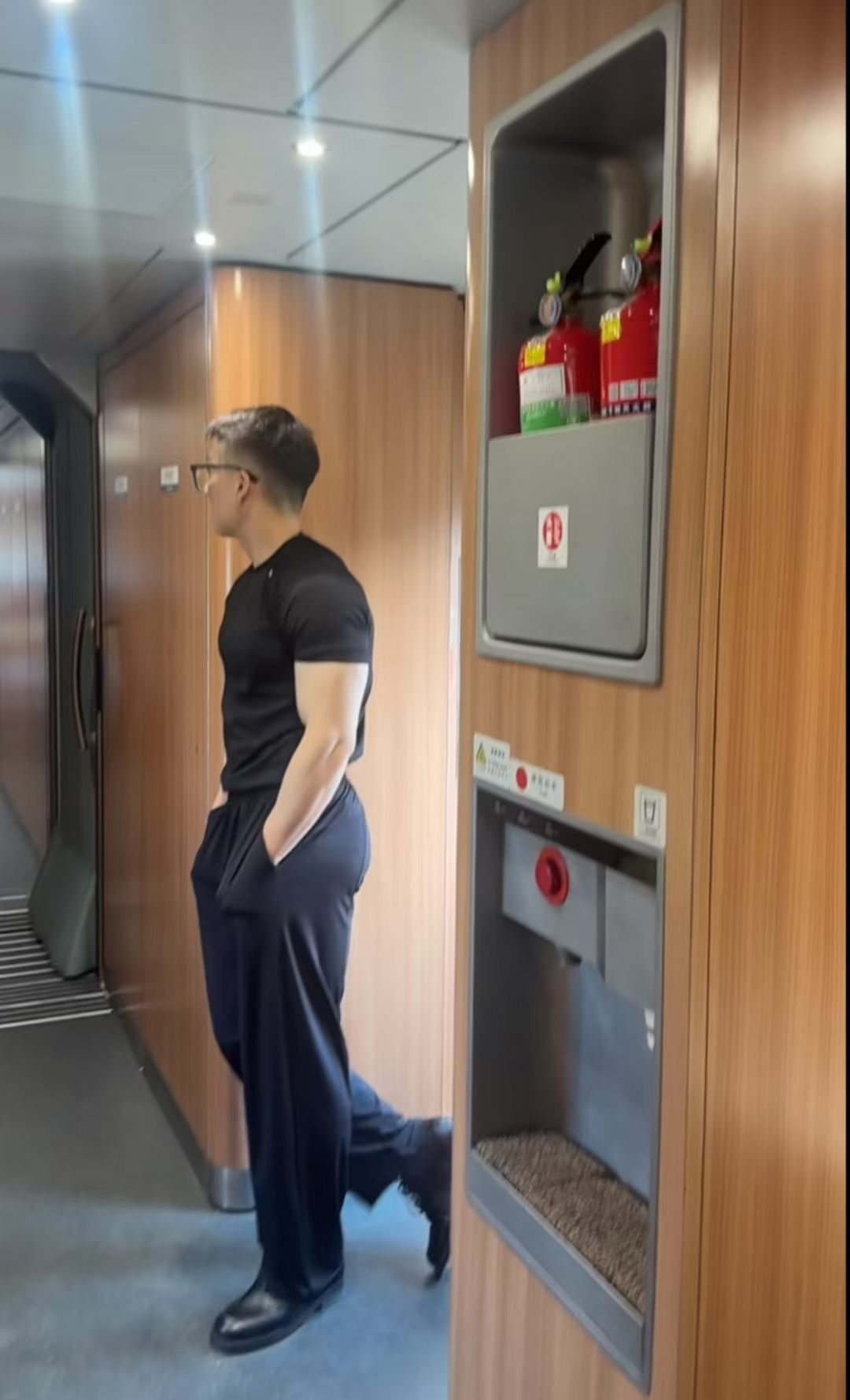 高铁上偶遇的眼镜男。 ​