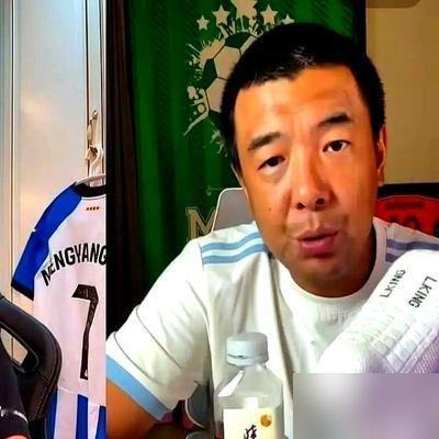 韦世豪那一肘子，徐亮直播间直接开骂了。
原话是，这人永远不会把团队利益放主体，脾气屡教不改。又说现在这帮年轻球员，也就王玉栋、杨希、李昊勉强能摸到当年超白金一代的边儿，中后场直接没人了。
徐亮还爆了句更狠的，说邵佳一接手国足，压根不是足协最初计划，属于临时顶上去，手里没牌，位置尴尬。他自己解说都