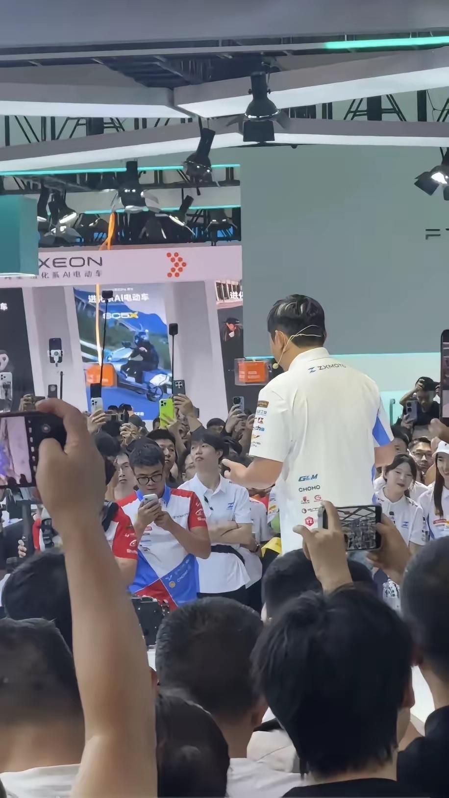 有网友提出，下一届重庆摩博会，或许需要思考如何平衡各家参展品牌的曝光。并非张雪机车产品质量存在缺陷，也不是定价不合理，而是创始人张雪个人自带极高人气，带来了极强的流量聚集效应。

本届重庆摩博会，在张雪机车新品发布会进行的时段，大量摩友聚集在该品牌展台，展台被观众围得水泄不通，是全场热度最高的展位之