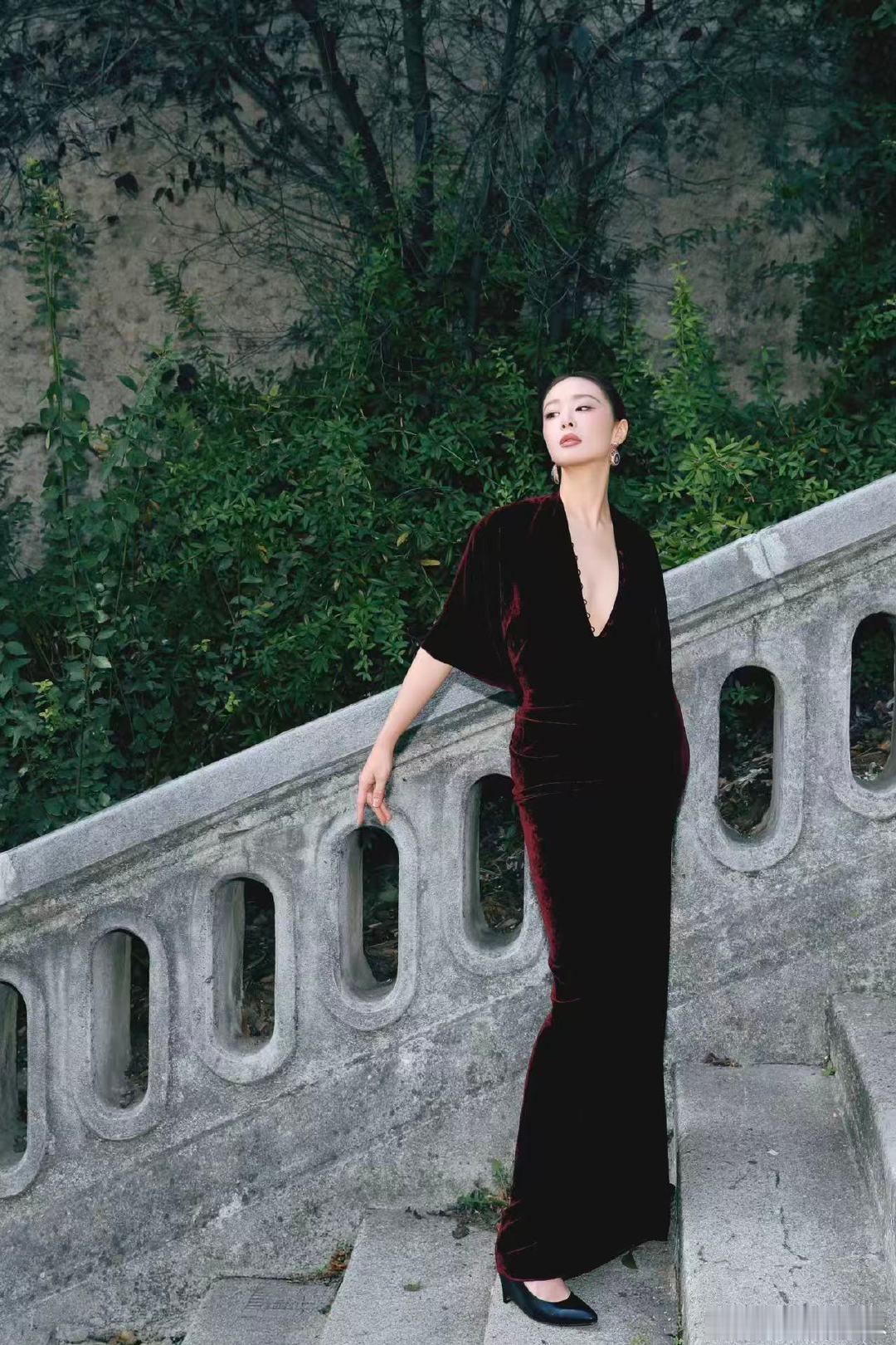 米兰与巴黎时装周落下帷幕，内娱群星集体征战海外秀场，上演热闹的时尚比拼。刘诗诗、章若楠、辛芷蕾、沈月、袁泉、高叶、杨紫、陈都灵轮番登场，不同风格碰撞，各式出圈造型轮番登上热搜。高叶能拿下米兰时装周重磅席位，靠的是角色历练带来的故事质感，无修生图依旧稳定，谈吐自在松弛，是高奢青睐的 ​