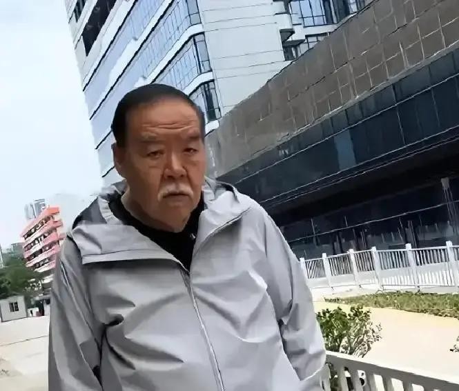 1993年公司投资失败，两届金像影帝郑则仕背上近两千万港币债务，翻遍通讯录四处求助大多碰壁，张卫健那笔未结片酬的追讨函也如期而至，人情冷暖一下全摊在桌面上。他不肯申请破产，卖掉车房，携妻林燕明挤进旧楼小屋，什么角色都接，一年辗转多个剧组连轴转。真正兜住他尊严的不是谁塞来的现金，是刘德华一次次递来的戏