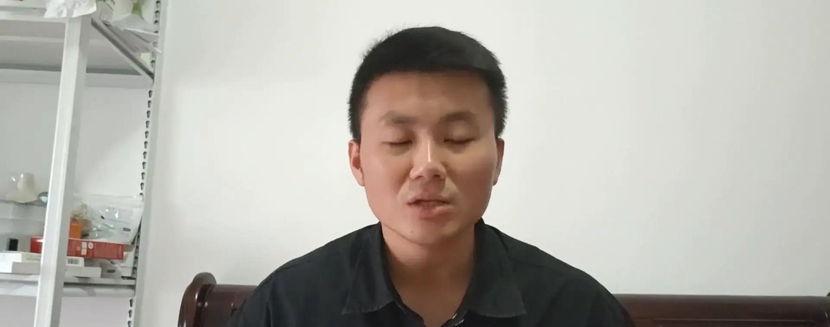 这事儿一出来，挺让人五味杂陈的，刘翔，咱们的奥运冠军，退役后在体制内的月工资，7174块钱，你还真别不信

他自己在社交媒体上说的，跟上海体育局办了买断，这事儿就算彻底翻篇了，从15年退役到今天，总共到手的工资98万多，他一分没留，全捐给了西藏

这笔钱，网友给算得明明白白，平均下来一个月就是七千出