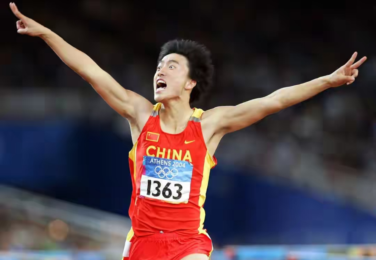 退役11年突然被“二选一”！刘翔安置争议，戳中多少功勋运动员的困境？
 
曾经的“亚洲飞人”刘翔，最近因为退役安置问题，把自己推上了舆论的风口浪尖。
 
8月26日，退役11年的刘翔突然在社交平台发文求助，晒出2004年雅典奥运会的夺冠号码布，透露上海市体育局给出了两个安置方案：要么回归体制内当教练