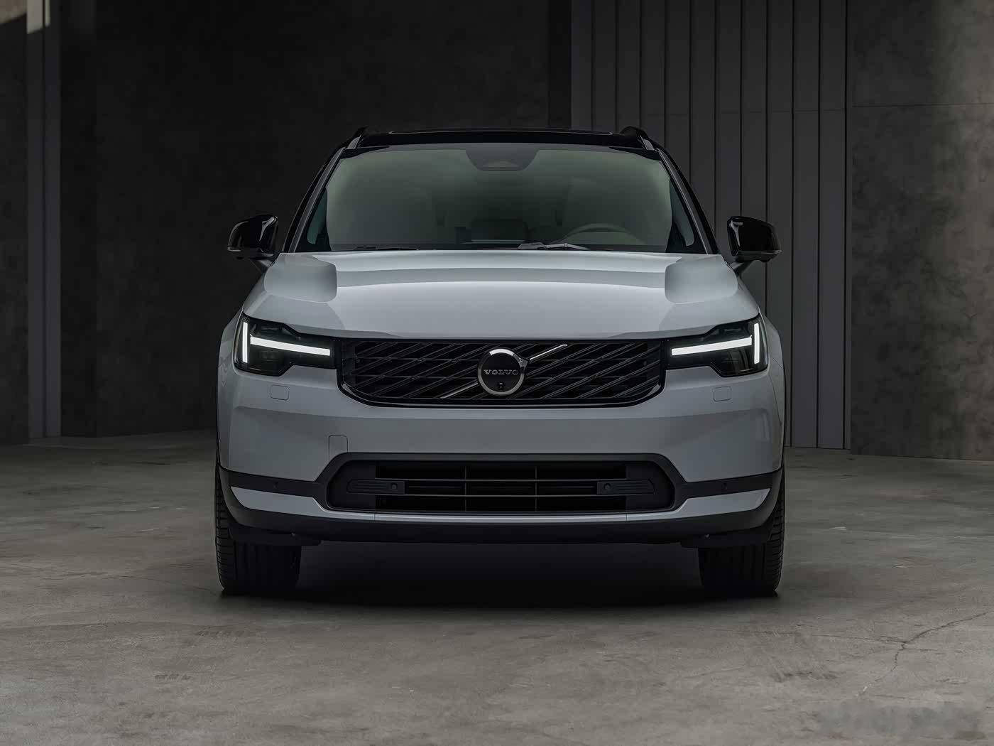 【#新款沃尔沃40系列官图#】新的系列包含XC40、EX40、EC40，覆盖燃油SUV、纯电SUV和纯电轿跑SUV，定位紧凑型SUV。新车围绕外观内饰设计、车机信息娱乐系统、高级驾驶辅助以及主动安全体系完成优化。据悉，新车将于今年秋季晚些时候正式投产。#沃尔沃40# ​