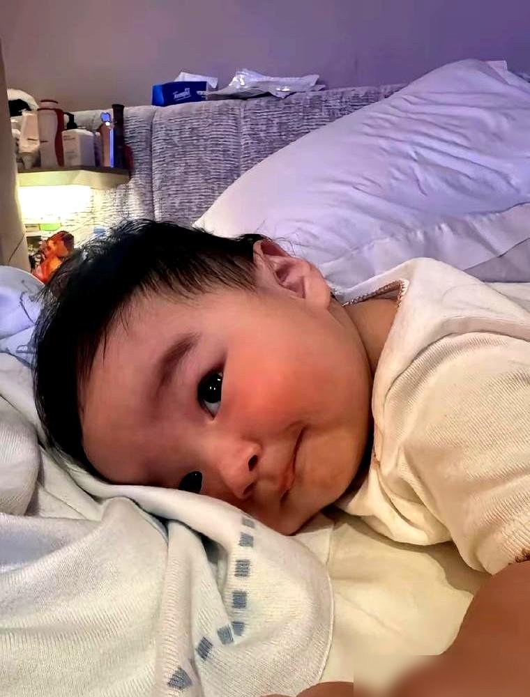 张兰又在直播间把镜头怼着10岁孙子的脸拍，满屏都在骂她拿孩子换流量，她全当看不见，转头就聊起孙子进了校篮球队，自己早就买好了篮球在家候着前几天新媳妇马筱梅也在直播里帮腔，说两个孩子都随奶奶。新媳妇马筱梅也在一旁顺势搭腔，把孩子的长相习惯向几十万人全盘托出。
这不是什么寻常的含饴弄孙，而是一部按天更