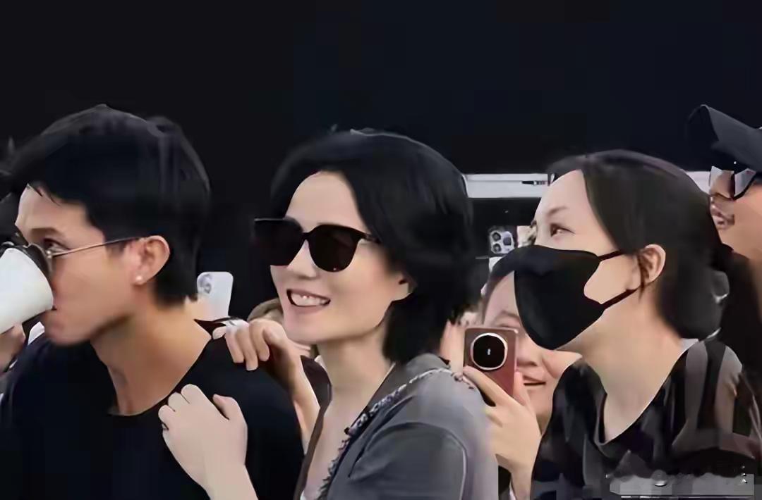 不查不知道，一查吓一跳！和多个异性被传“暧昧”的王菲，私下壕到离谱。
 
阿那亚音乐节，镜头拍到王菲靠在异性好友身旁躲镜头，搂肩合照十分自然。

网友一眼放大，纷纷猜测两人关系。其实这只是她多年老友，王菲向来随性，和熟人相处不爱刻意保持距离，并非大家脑补的暧昧。
 
很多人只盯着这些互动吃瓜，却很少