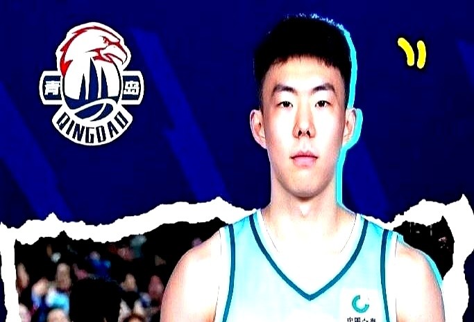 杨瀚森和赵嘉义前脚刚走，青岛男篮转头就锁死了引援大门。

刘维伟拍板了，不买人，就靠手里这三个外援打完剩下的比赛。内线空出两个大窟窿怎么办？他直接把吕俊虎拽到了四号位硬顶。

外面都在传球队更衣室闹翻了，刘维伟二话不说，直接把跟外援韦瑟斯庞的聊天记录甩了出来。没有争吵，全是对战术的探讨和互相力挺。