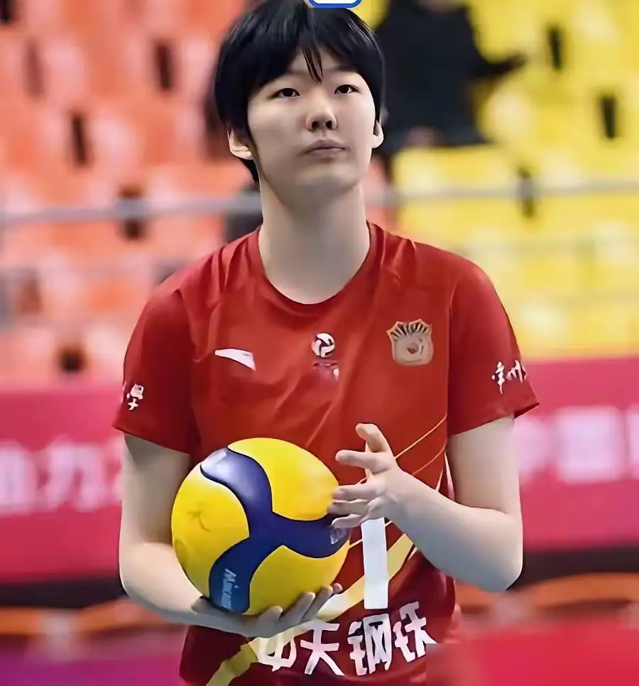 重点培养两年的天才，连续三次落选女排三大赛！
9月1日女排亚运会参赛名单出炉，17岁二传张籽萱，加上亚锦赛表现亮眼的郭中楠、倪非凡，全部无缘最终12人名单。
球迷直接炸锅：亚锦赛输泰国丢奥运直通资格，不少人骂教练组放着状态好的小将不用，死保表现起伏的老将，为了拼金牌透支梯队建设。中国排协至今没给