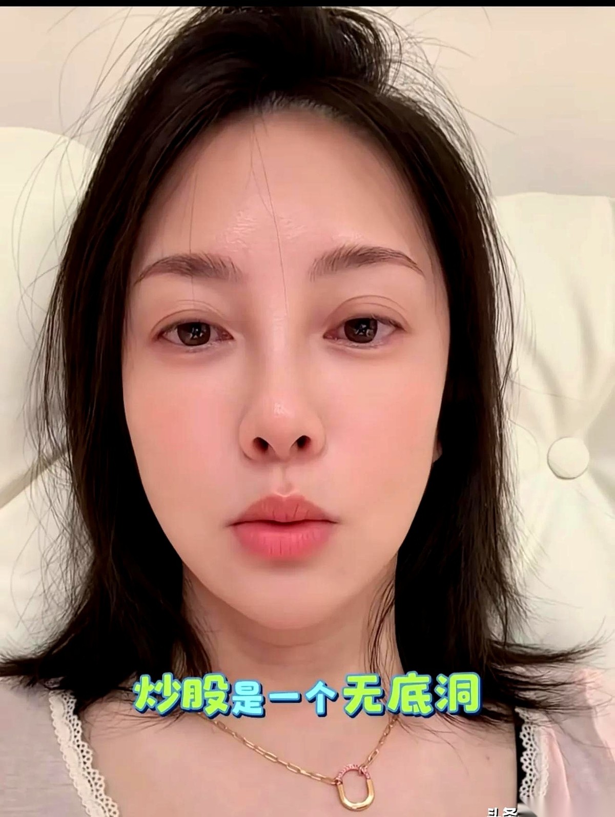 网友朱锐一直觉得自己炒股是个填不满的无底洞，直到她陪闺蜜逛了一次街。
她眼睁睁看着闺蜜为了买45分钟的“清静”，眼都不眨地刷掉两万多块钱。那一刻，她突然觉得自己的股票账户眉清目秀，甚至想当场掏出手机再补个两百股。
那天逛街，闺蜜带了个“拖油瓶”。小男孩精力旺盛得像个装了马达的永动机，在商场里上蹿下跳