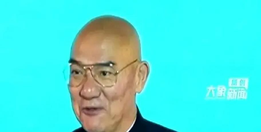 当年拍《雍正王朝》，唐国强为了给老乡王绘春抢下“八爷”的角色，差点在片场跟导演掀桌子。当时王绘春根本没名气，剧组没人看好，唐国强硬是拿自己的名声担保，非他不可


消息传到王绘春耳朵里时，他正在青岛话剧团的排练厅里搬道具。团里排《雷雨》，他演周萍，一个月工资加演出补贴不到四百块。电话是唐国强打到团办