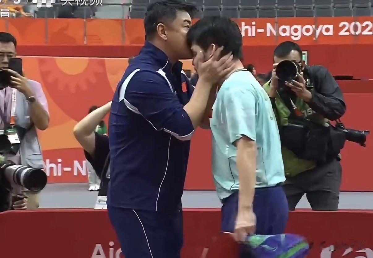 小宝贝，来让我亲一下！林诗栋赢球后，王皓教练亲吻林诗栋！

2026年9月28日进行名古屋的乒乓球半决赛，中国台北林昀儒和林诗栋上演一场精彩的7局大战

林昀儒领先的优势，被林诗栋一分一分去拼，丝毫没有手软，落后也不慌乱，敢打敢拼，机会就来了，这不就完成大逆转了吗？最终林诗栋惊天大逆转4-3击败中国