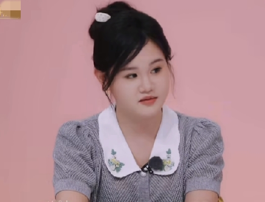 张家齐当面问妈妈：那你想象如果陈瑶姐姐这个女儿给你带，她能长成现在你喜欢的这个样子吗？

此话一出，只见张家齐妈妈含泪看着女儿，说不出一句话来。

不得不说，张家齐不愧为奥运冠军，说话逻辑真的太清晰了。

她妈妈只看见了陈瑶的好，却没看见她的父母是如何教育女儿，如何培养女儿，为女儿准备一日三餐的，却