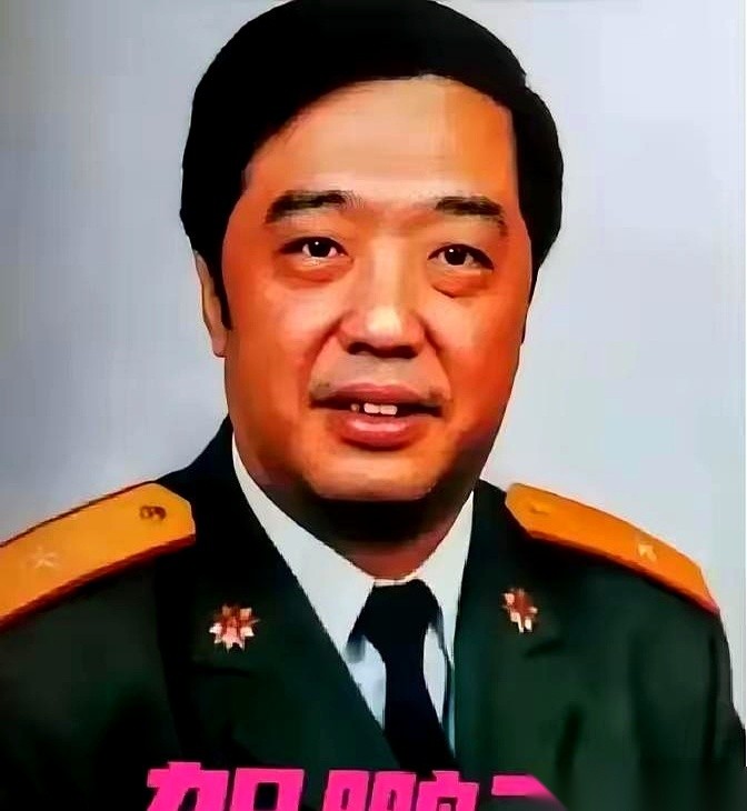 1963年，贺龙带着高考落榜的儿子贺鹏飞走进清华大学，当着校长蒋南翔的面拍了桌子。
这位元帅亲自找上门，不是为了给孩子要个破格入学的名额，而是来要求学校绝不能通融放水。
摆在贺鹏飞面前唯一的路，就是收起那些不甘心，老老实实回去苦读一年。
咱们老百姓平时碰到个升学找工作的事，但凡有点门路，亲戚朋友都得